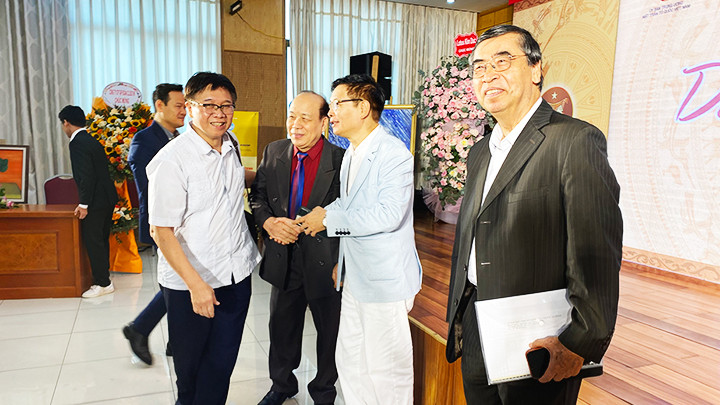 Các đại biểu trao đổi ý kiến bên lề buổi họp báo.