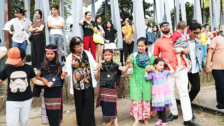 Du khách trong và ngoài nước tay trong tay hòa nhịp theo điệu múa xoang.