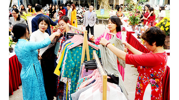 Nhiều mẫu thời trang thu hút sự chú ý của các nữ nhà báo.