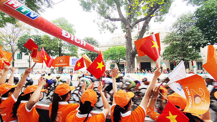 Đông đảo khán giả cổ vũ nhiệt tình các tay đua.