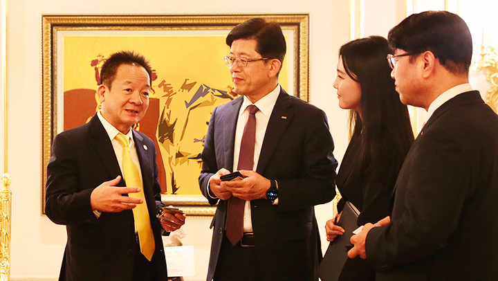 Ông Đỗ Quang Hiển, Chủ tịch UBCL Tập đoàn T&T Group trao đổi tiềm năng, cơ hội hợp tác với ông Bin Dae-in, Chủ tịch HĐQT kiêm TGĐ Tập đoàn tài chính BNK.