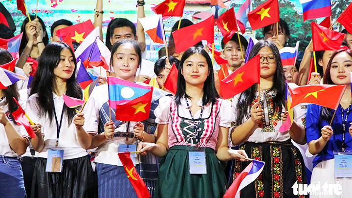 Các bạn trẻ người Việt Nam ở nước ngoài trong lễ khai mạc Trại hè Việt Nam 2023. Ảnh: TUOITRE.VN