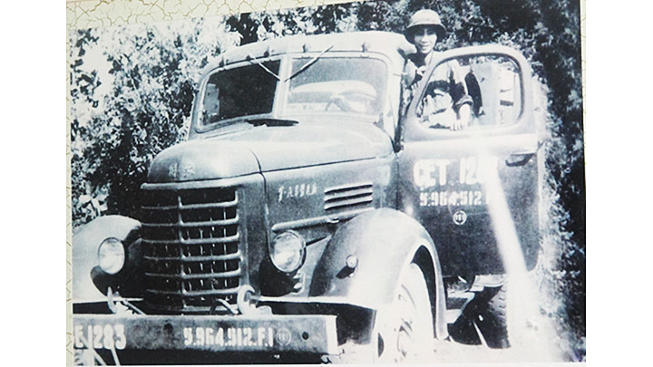 Chiến sĩ Dương Quang Lựa cùng chiếc xe tải đầu tiên tiến vào dinh Độc Lập. Ảnh tư liệu Chiến sĩ Dương Quang Lựa cùng chiếc xe tải đầu tiên tiến vào dinh Độc Lập. Ảnh tư liệu