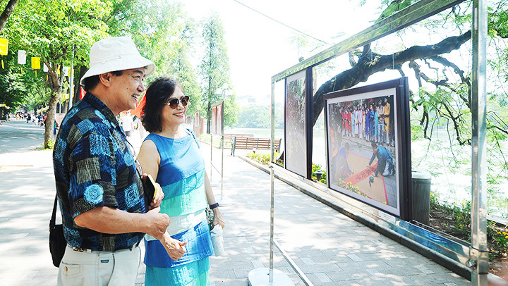 Trưng bày ảnh về văn hóa truyền thống trên phố đi bộ hồ Gươm.