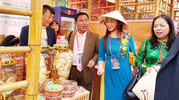 Kiều bào tham gia xúc tiến thương mại đầu tư. Ảnh: DUNG HÀ