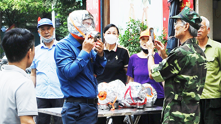 Ghi lại cách hướng dẫn dùng mặt nạ chống độc.