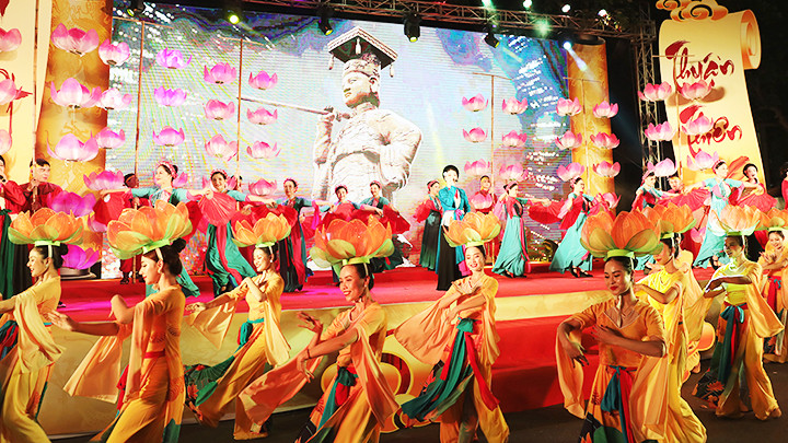 Chương trình nghệ thuật do Nhà hát Chèo Hà Nội thực hiện tại Lễ hội.