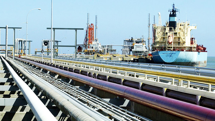 Tàu chở dầu của Tập đoàn Chevron cập cảng Venezuela. Ảnh: REUTERS