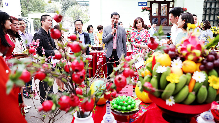 Gian hàng Ban báo Thời Nay được ban giám khảo chấm giải nhất trưng bày mâm ngũ quả.