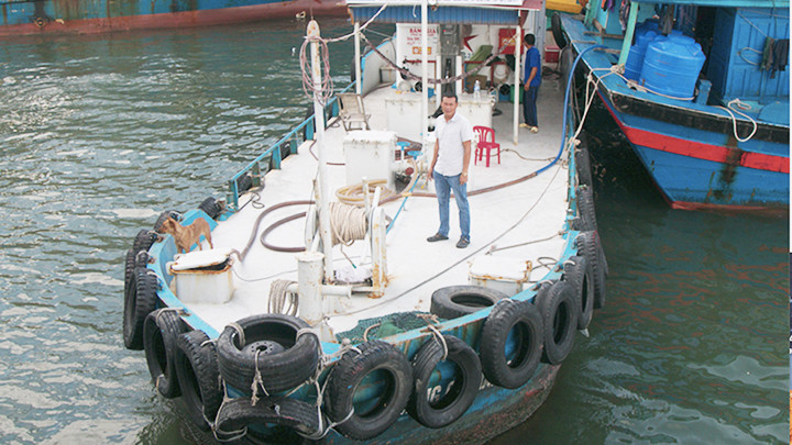 Tàu bán dầu cặp mạn tàu đánh cá bơm dầu. Tàu bán dầu cặp mạn tàu đánh cá bơm dầu.