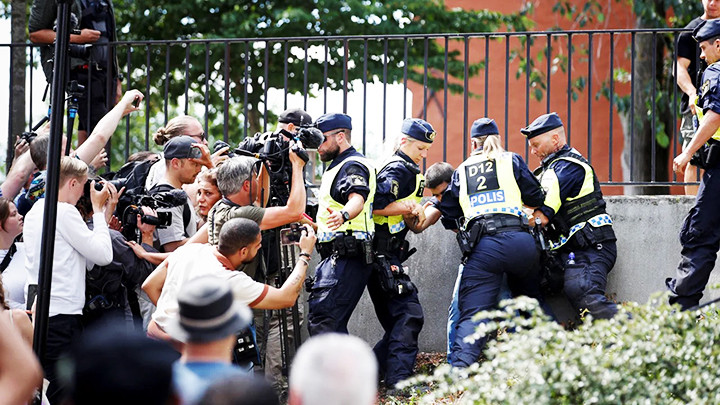Cảnh sát Thụy Điển bắt giữ một nghi phạm khủng bố ở Stockholm. Ảnh: AFP Cảnh sát Thụy Điển bắt giữ một nghi phạm khủng bố ở Stockholm. Ảnh: AFP
