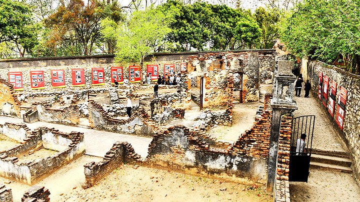 Nơi thực dân Pháp giam giữ các chiến sĩ hoạt động cách mạng. Nơi thực dân Pháp giam giữ các chiến sĩ hoạt động cách mạng.