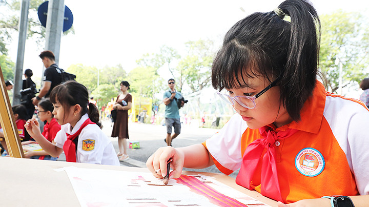 Hoạt động vẽ tranh “Hà Nội trong mắt em”.