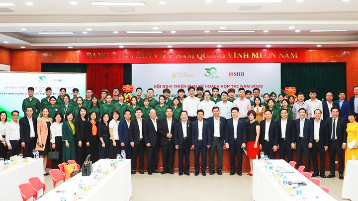 GS, TS Lê Quân và doanh nhân Đỗ Quang Hiển chụp ảnh lưu niệm với các thế hệ cán bộ, giảng viên, sinh viên ĐHQGHN.