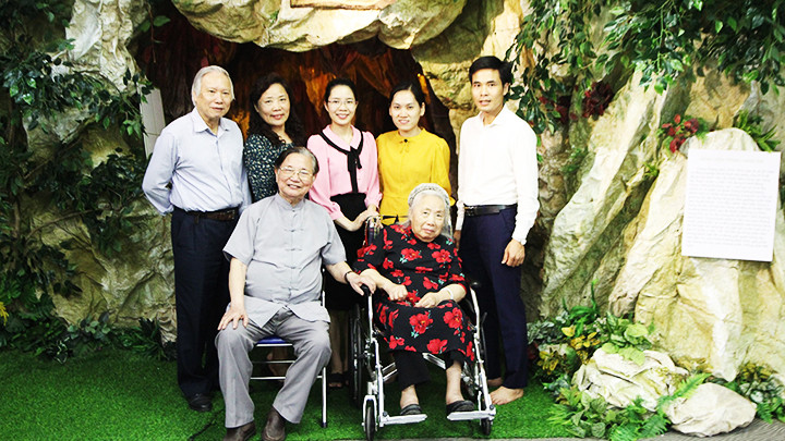 PGS, TS Lê Sỹ Toàn và vợ (hàng dưới, ngồi) thăm mô hình bệnh viện trong hang đá được phục dựng tại Bảo tàng Di sản các nhà khoa học Việt Nam.