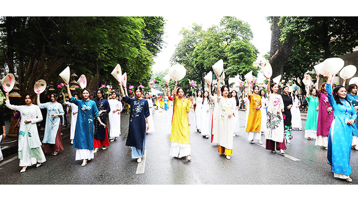 Màn đồng diễn và diễu hành áo dài với hơn 1.000 người tham gia.