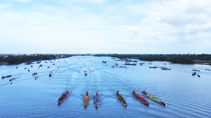 Lễ hội đua thuyền truyền thống trên sông Kiến Giang. Lễ hội đua thuyền truyền thống trên sông Kiến Giang.