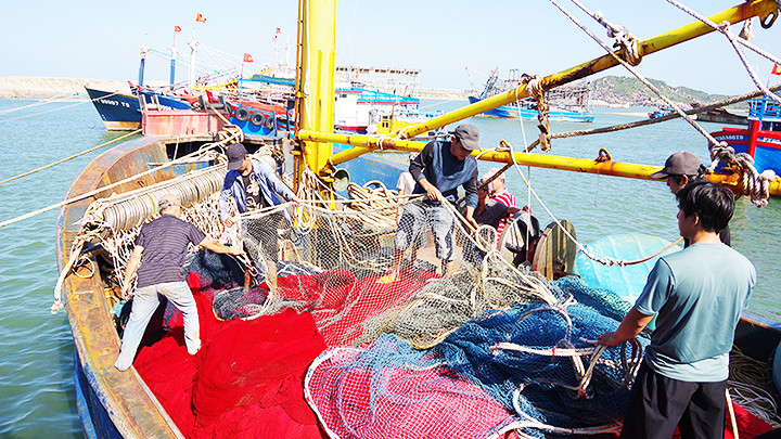 Tàu vỏ thép của ông Phạm Luyện chuẩn bị lưới ra khơi.