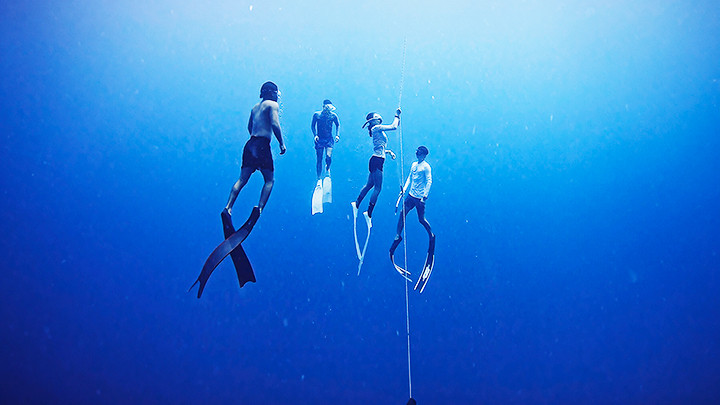 Hướng dẫn cách lặn cho học viên.