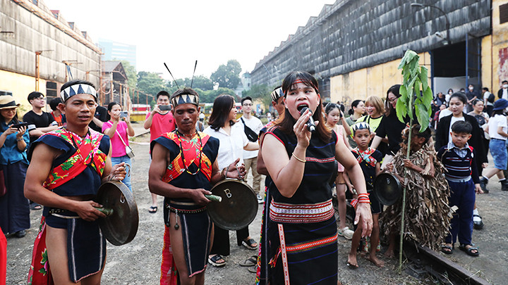 Nghệ nhân dân ca Puih Hwê với khúc ru êm mà vang vọng cả không gian.