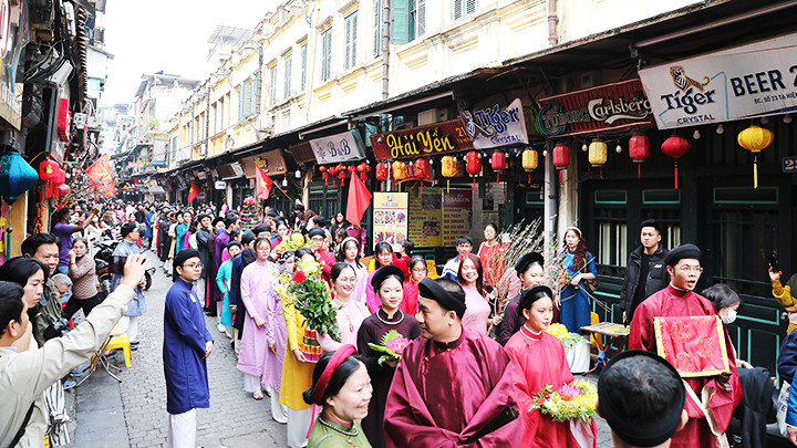 Văn hóa truyền thống đang được nhiều người trẻ trân trọng giữ gìn và tiếp nối.Ảnh: MINH LÊ