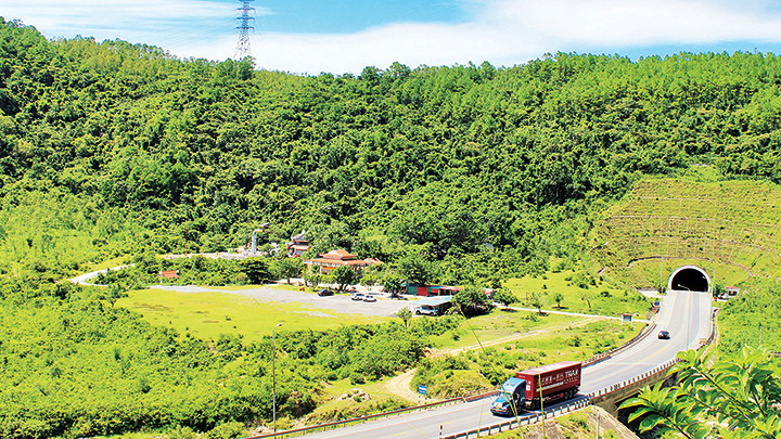 Hầm đường bộ đèo Ngang trên quốc lộ 1A nối hai tỉnh Quảng Bình và Hà Tĩnh.