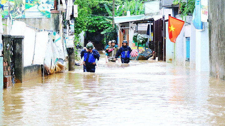 Lực lượng chức năng hỗ trợ di dời dân khu vực ngập sâu tại đường Mẹ Suốt đi tránh lũ. Lực lượng chức năng hỗ trợ di dời dân khu vực ngập sâu tại đường Mẹ Suốt đi tránh lũ.