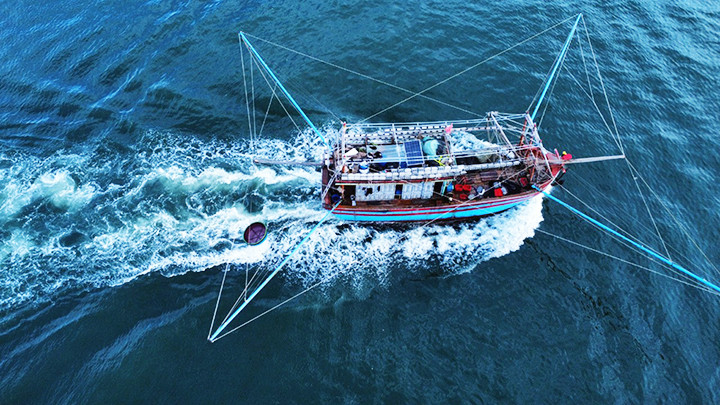 Tàu đánh cá xa bờ trên sông Nhật Lệ. Tàu đánh cá xa bờ trên sông Nhật Lệ.