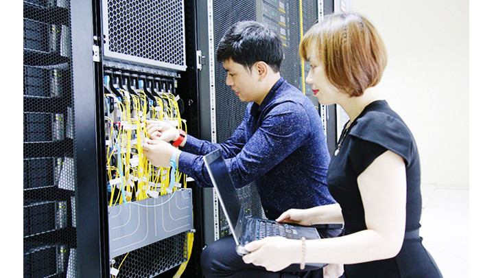 Cán bộ Đài Viễn thông Hà Nội - VNPT Net1 ứng dụng các sáng kiến kỹ thuật trong công việc. Ảnh: BBT Net