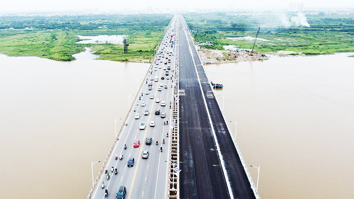 Theo thiết kế, cầu Vĩnh Tuy 1 và 2 có tổng cộng 8 làn xe, trong đó mỗi chiều có 3 làn xe cơ giới, 1 làn xe hỗn hợp. Theo thiết kế, cầu Vĩnh Tuy 1 và 2 có tổng cộng 8 làn xe, trong đó mỗi chiều có 3 làn xe cơ giới, 1 làn xe hỗn hợp.