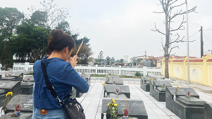 Chị Vũ Phương tới thăm phần mộ của liệt sĩ Lưu Hồng Lâm. Chị Vũ Phương tới thăm phần mộ của liệt sĩ Lưu Hồng Lâm.