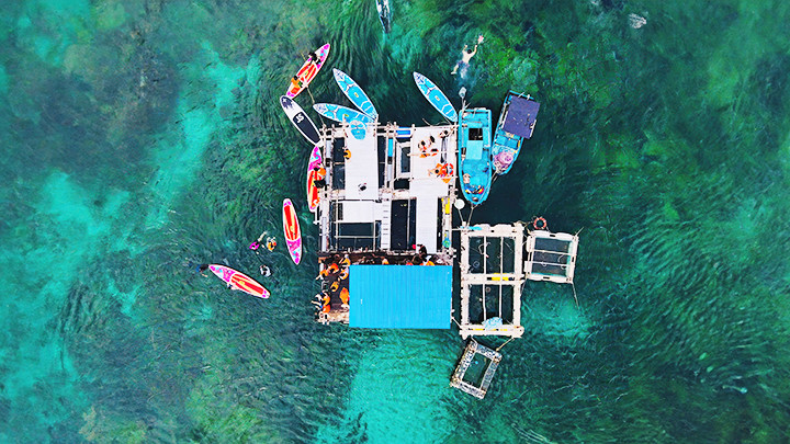 Một điểm lặn ngắm san hô.