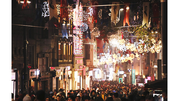 Đường phố Thủ đô Istanbul của Thổ Nhĩ Kỳ được trang hoàng đón năm mới. Ảnh: DAILY SABAH