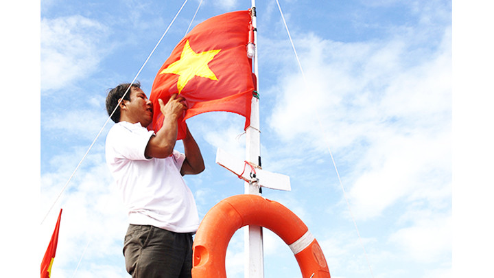 Ngư dân huyện đảo Lý Sơn (Quảng Ngãi) trước giờ ra biển.