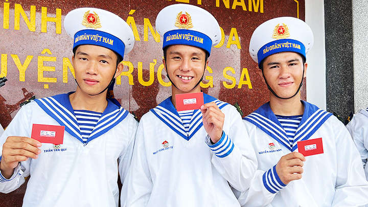 Nhiều chiến sĩ hải quân tìm hiểu công cụ hỗ trợ việc làm.