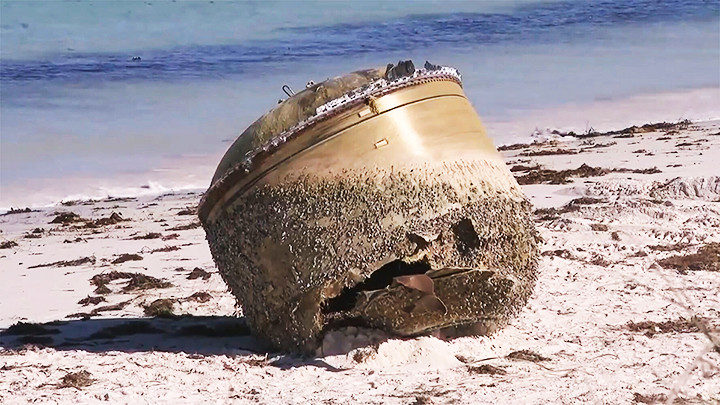 Bộ phận của tên lửa có kích cỡ bằng xe ô-tô trôi dạt vào bờ biển Australia. Ảnh: ABC NEWS