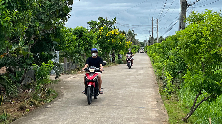 Đường nông thôn khang trang tại xã bãi ngang Mỹ Hưng, huyện Thạnh Phú, tỉnh Bến Tre.