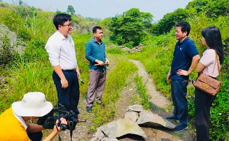 Cán bộ Bảo tàng tỉnh Yên Bái trao đổi nghiệp vụ tại hiện trường tìm thấy hóa thạch (Ảnh: THANH SƠN). Cán bộ Bảo tàng tỉnh Yên Bái trao đổi nghiệp vụ tại hiện trường tìm thấy hóa thạch (Ảnh: THANH SƠN).