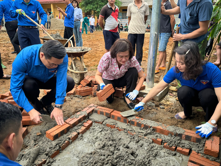 Xây dựng bể chứa chất thải tập trung. (Ảnh: THANH SƠN) Xây dựng bể chứa chất thải tập trung. (Ảnh: THANH SƠN)