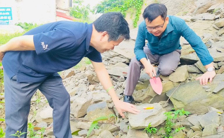 Ông Trương Quang Quý, Bảo tàng Địa chất trước hiện vật được tìm thấy (Ảnh: THANH SƠN). Ông Trương Quang Quý, Bảo tàng Địa chất trước hiện vật được tìm thấy (Ảnh: THANH SƠN).