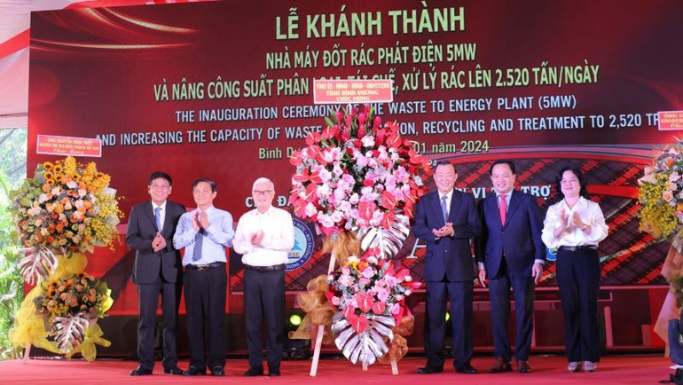 Lãnh đạo tỉnh Bình Dương tặng lẵng hoa chúc mừng buổi lễ. Lãnh đạo tỉnh Bình Dương tặng lẵng hoa chúc mừng buổi lễ.