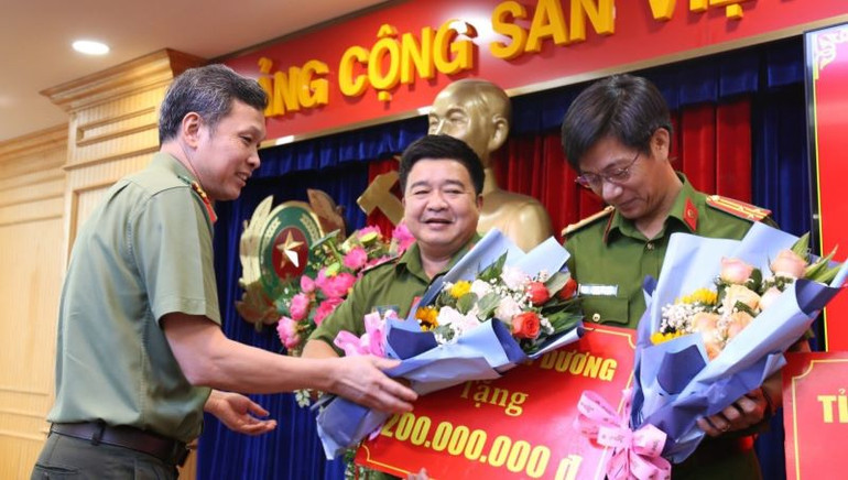 Đại tá Tạ Văn Đẹp, Giám đốc Công an tỉnh Bình Dương trao tặng hoa chúc mừng các đơn vị.