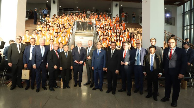 Tổng thống Frank-Walter Steinmeier và phái đoàn Đức chụp hình lưu niệm với các đại biểu và sinh viên Trường đại học Việt Đức.