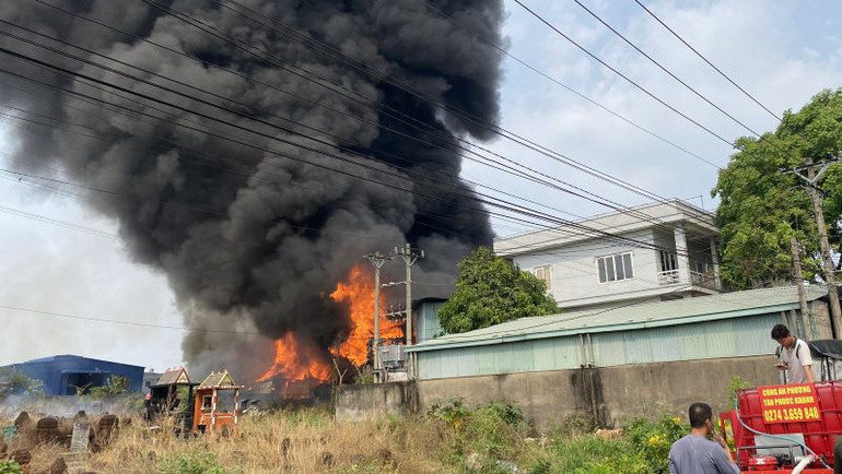 Ngọn lửa nhanh chóng cháy bùng dữ dội tạo cột khói bốc cao.