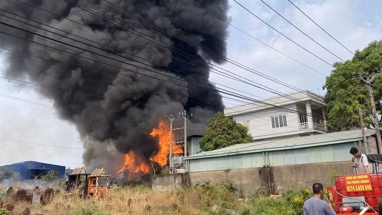 Ngọn lửa nhanh chóng cháy bùng dữ dội tạo cột khói bốc cao.