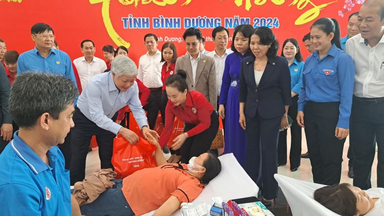 Đồng chí Đỗ Văn Chiến thăm hỏi, động viên và trao tặng quà cho các tình nguyện viên tham gia hiến máu.