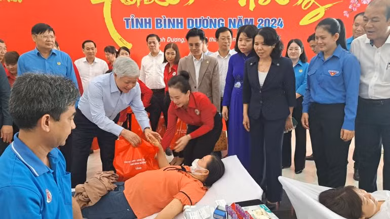 Đồng chí Đỗ Văn Chiến thăm hỏi, động viên và trao tặng quà cho các tình nguyện viên tham gia hiến máu.