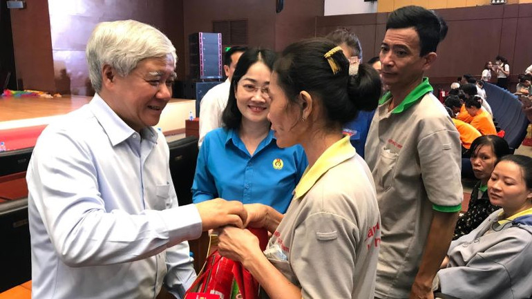 Đồng chí Đỗ Văn Chiến thăm hỏi và trao tặng quà cho công nhân lao động có hoàn cảnh khó khăn.