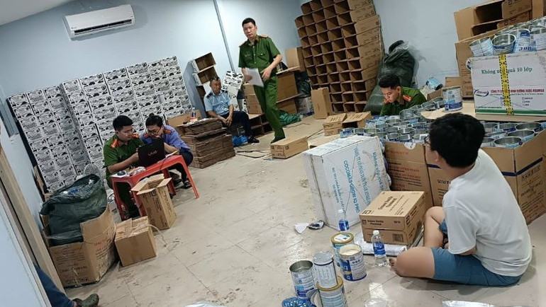 Lực lượng chức năng khám xét các địa điểm sản xuất, buôn bán hàng giả là lương thực, thực phẩm do đối tượng Vũ Thành Công chủ mưu và cầm đầu.