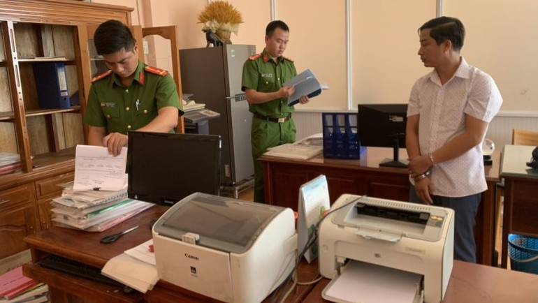 Khám xét nơi làm việc của đối tượng Đồng Minh Duy. Khám xét nơi làm việc của đối tượng Đồng Minh Duy.